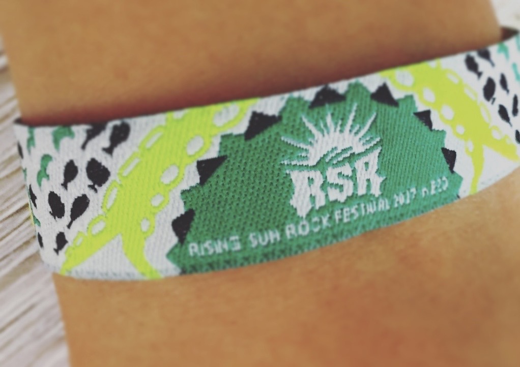 2017年に参加したRISING SUN ROCK FESTIVALのリストバントチケットを巻いている写真